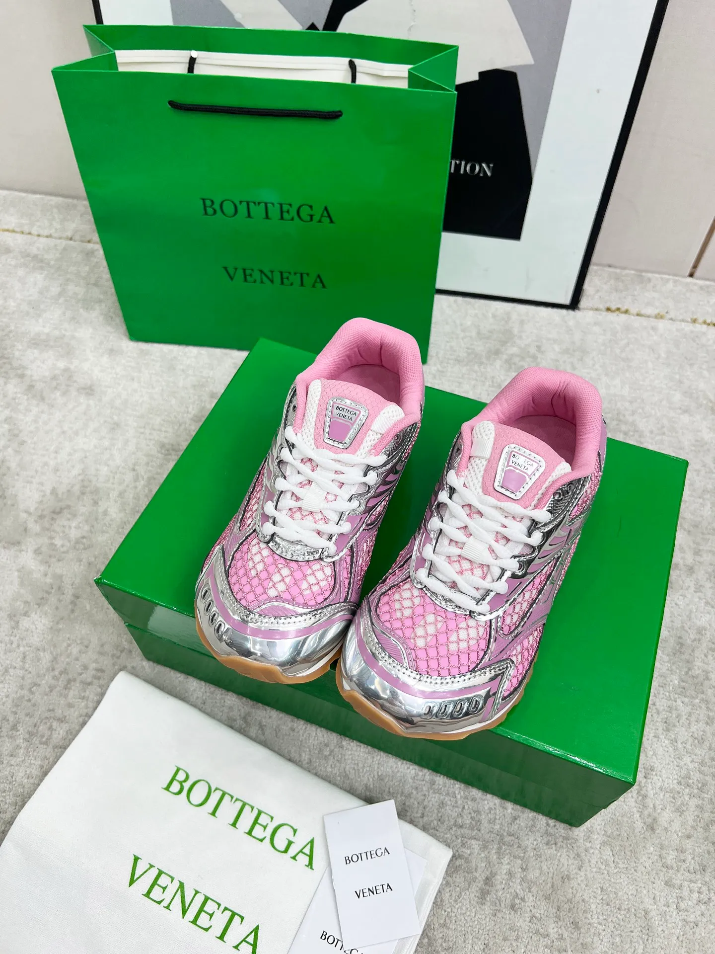P540. Top version (couples model) Bottega Veneta Bottega Veneta 23ss autumn and winter show BV Orbit sneakers Wang Yibo's same style couples casual shoes dad shoes! Runner sneakers! Original purchase and development!  Made of original lightweight technical mesh fabric, the same as the original version! The process is complicated!  Paired with a rubber outsole designed with a geometric pattern, the high version of the Wang Zha series is actually much taller, but the legs still look slim. Very nice. Durable and playable, standard and version-matching shoe package technology, look for high-end versions. The original outsole is exclusively molded, and the color-blocked TPU outsole is used. The material and weight are the same as the original!  Size: #Female 35-41 (40 and 41 customized sizes are non-refundable) Male 39-45 (45 size customized are non-returnable and exchangeable)